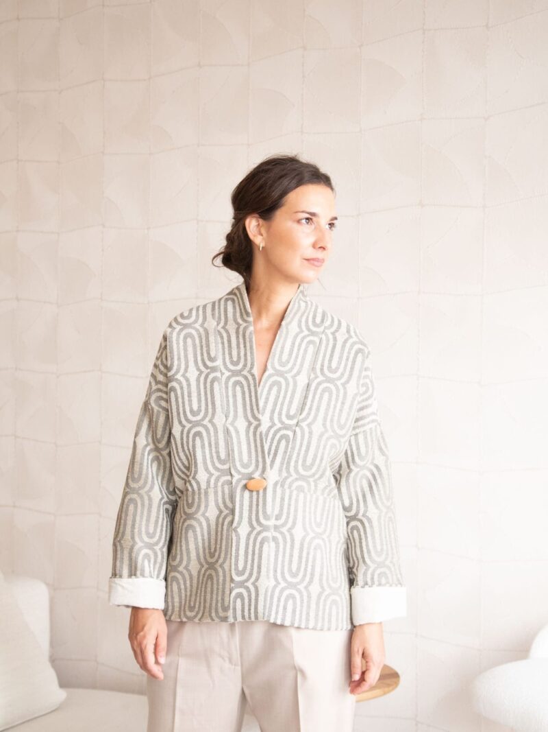 Chaqueta de inspiración kimono en terciopelo jacquard gris con motivos art déco de Lü Atelier